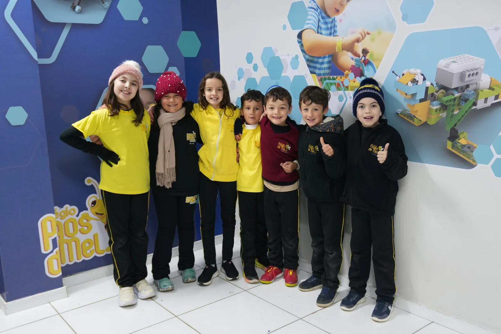 Grupo de alunos sorrindo na escola