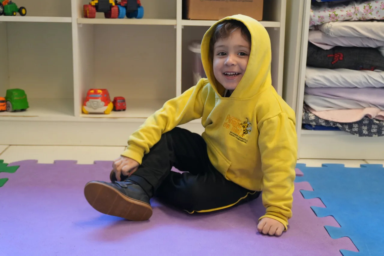 Aluno do Ensino Fundamental sorrindo