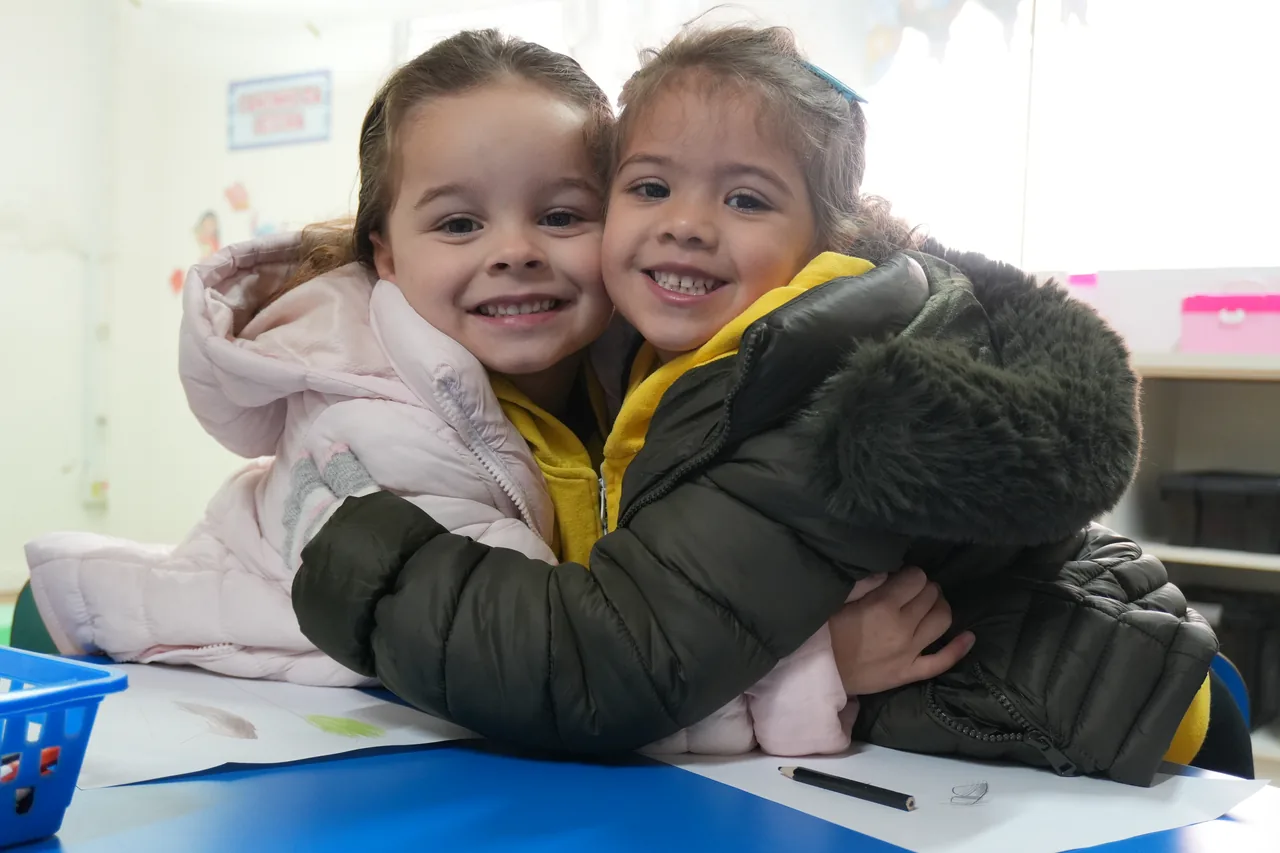 Duas crianças se abraçando no Infantil